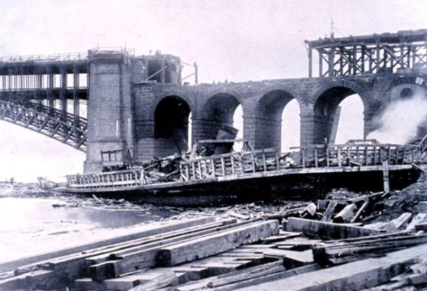 Tornado damages Eads Bridge in 1896